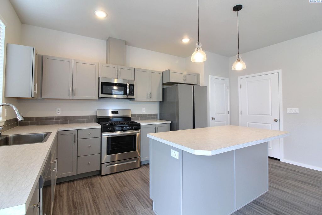 Photo of 5501 Remington Drive, Pasco, WA 99301 (MLS # 288537)