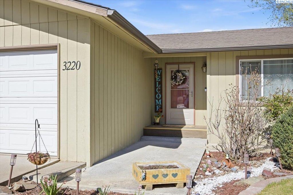 Photo of 3220 W 3rd Ave, Kennewick, WA 99336 (MLS # 291684)