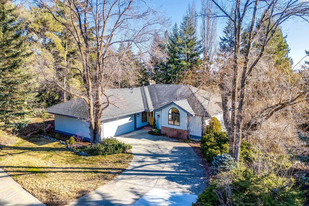 Photo of 945 SW Alcora Dr, Pullman, WA 99163 (MLS # 290071)