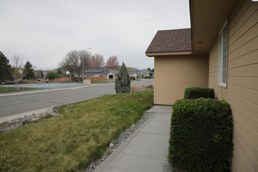 Photo of 8722 W Bonnie Ave, Kennewick, WA 99336 (MLS # 291791)