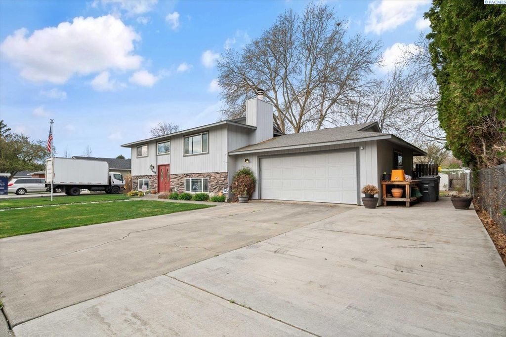 Photo of 1430 S Garfield Pl, Kennewick, WA 99337 (MLS # 291095)