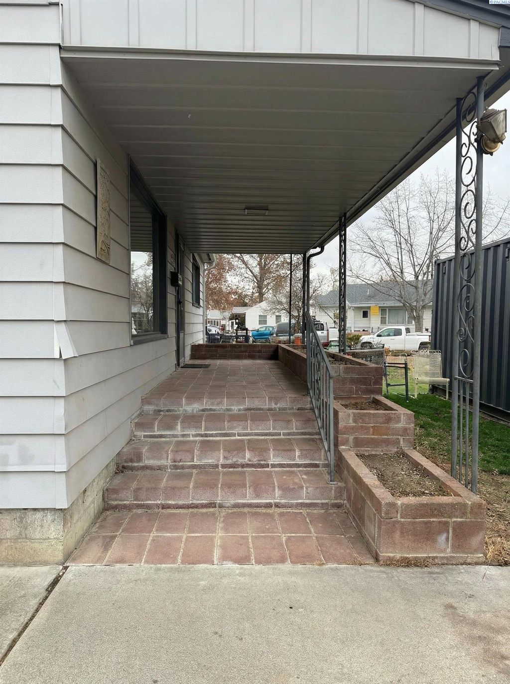 Photo of 503 Benham St, Richland, WA 99352 (MLS # 289133)