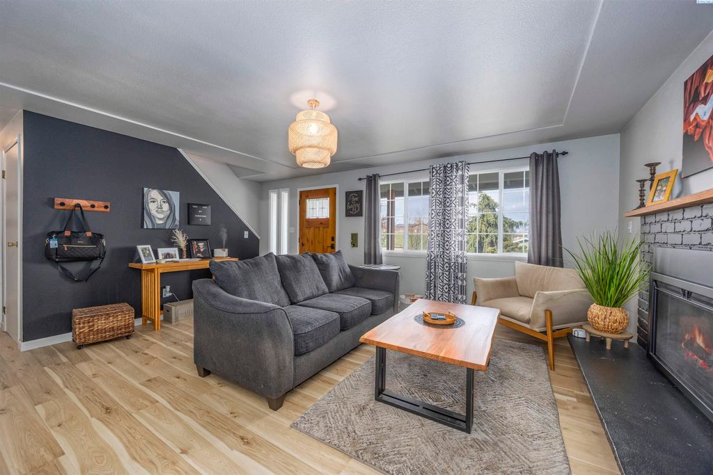 Photo of 706 Buena Vista Ave, Sunnyside, WA 98944 (MLS # 291803)