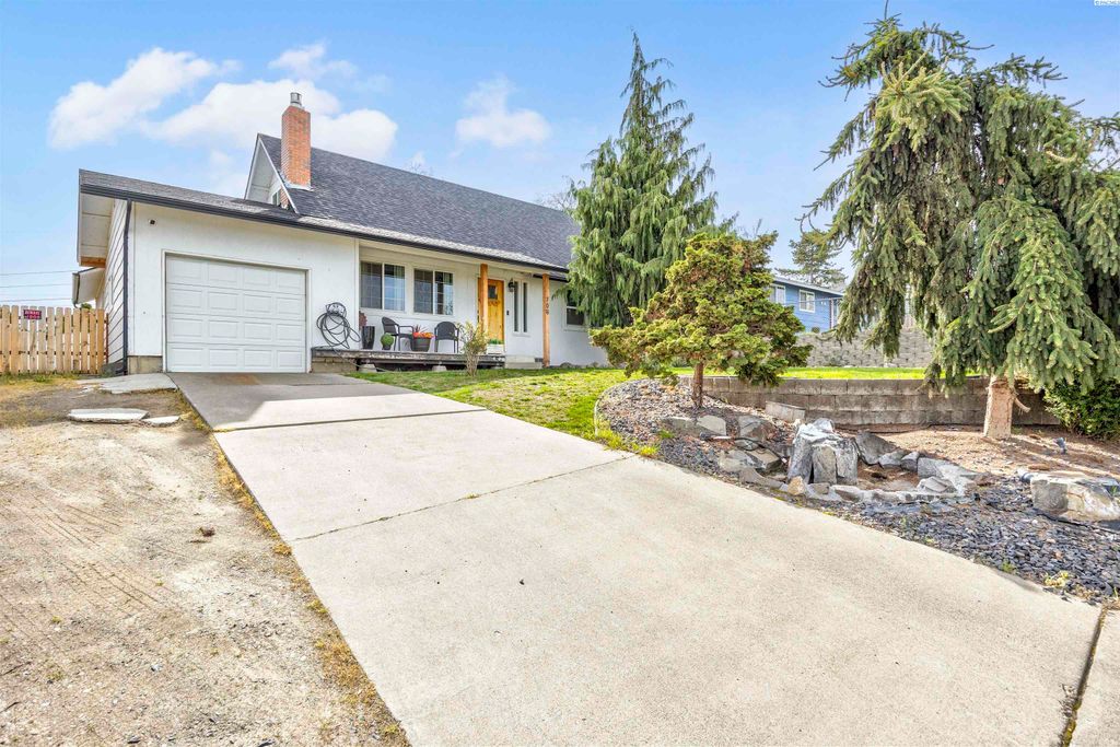 Photo of 706 Buena Vista Ave, Sunnyside, WA 98944 (MLS # 291803)