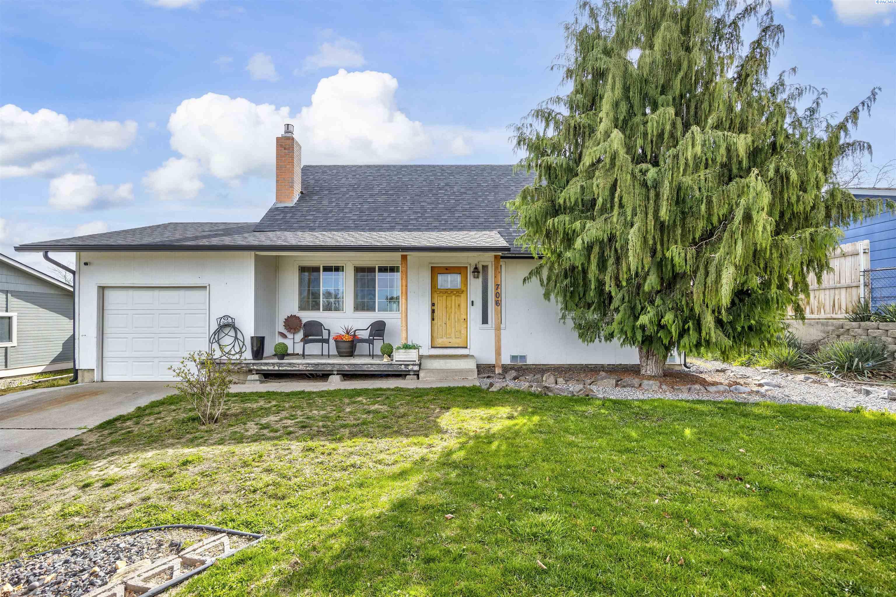 Photo 1 of 39 — 706 Buena Vista Ave, Sunnyside, WA 98944