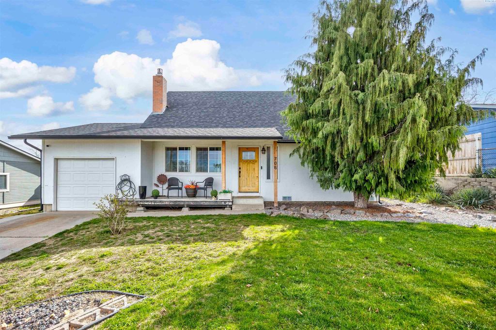 Photo of 706 Buena Vista Ave, Sunnyside, WA 98944 (MLS # 291803)