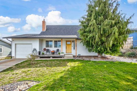 Photo of 706 Buena Vista Ave, Sunnyside, WA 98944 (MLS # 291803)