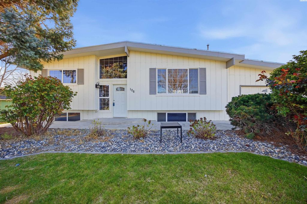Photo of 106 E 36th Ave, Kennewick, WA 99337 (MLS # 291685)