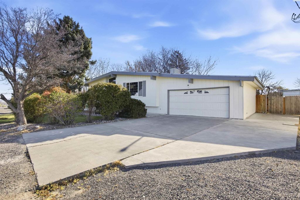 Photo of 106 E 36th Ave, Kennewick, WA 99337 (MLS # 291685)