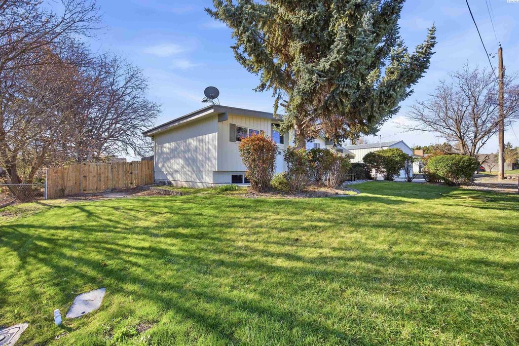 Photo of 106 E 36th Ave, Kennewick, WA 99337 (MLS # 291685)