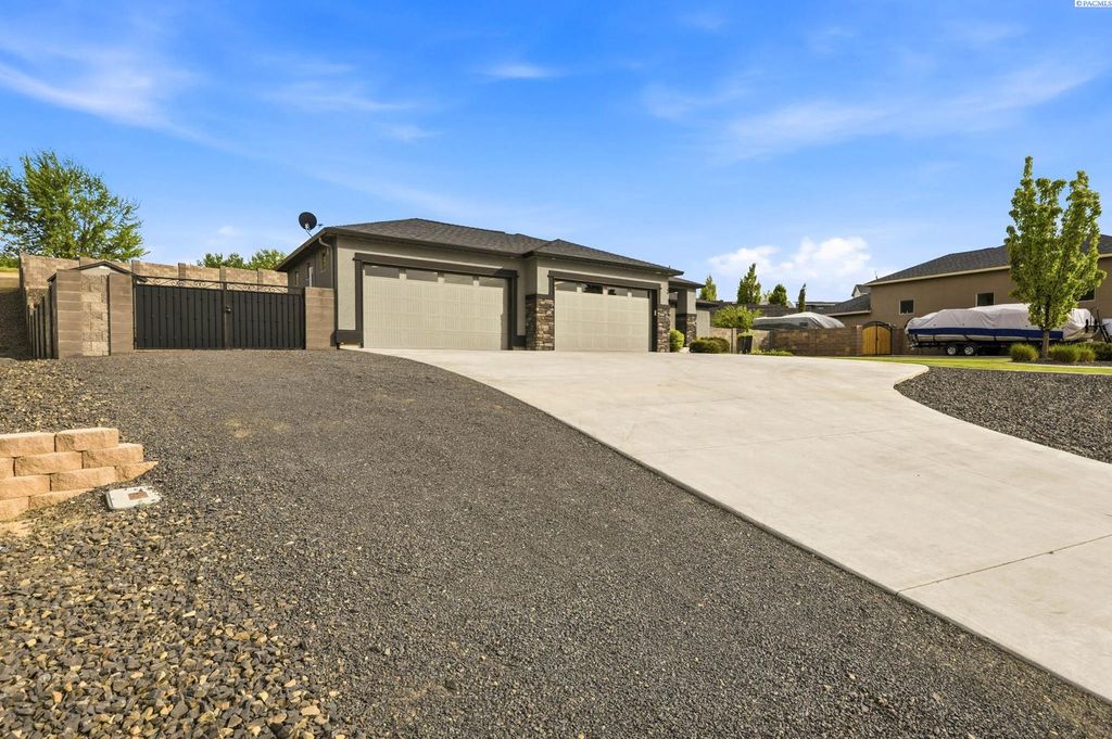 Photo of 2788 Sunshine Ridge Rd, Richland, WA 99352 (MLS # 292563)