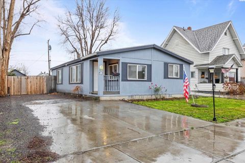 Photo of 11 W 2nd Ave, Kennewick, WA 99336 (MLS # 289499)
