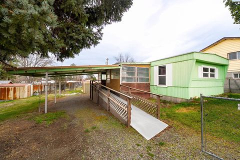 Photo of 868 N 62nd Avenue, West Richland, WA 99353 (MLS # 291416)