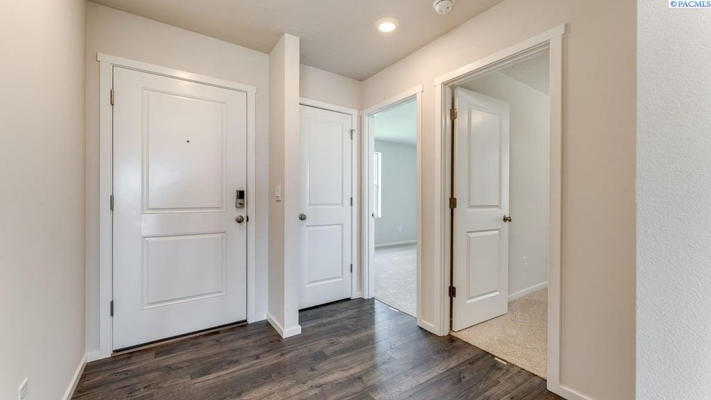 Photo of 11220 Buckingham Drive, Pasco, WA 99301 (MLS # 292857)