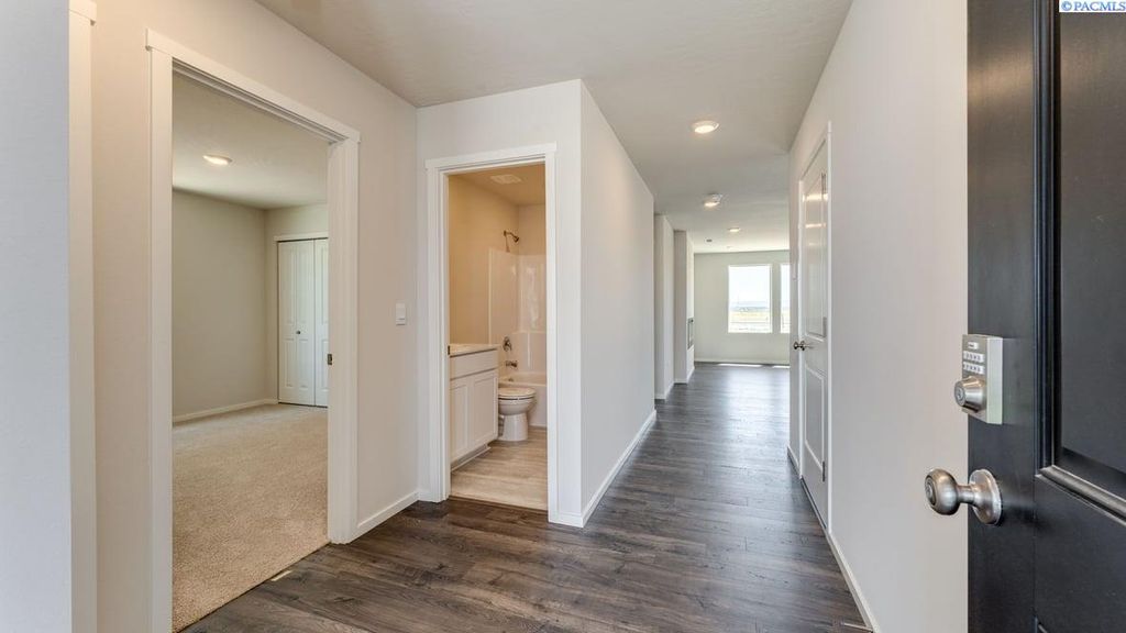 Photo of 11220 Buckingham Drive, Pasco, WA 99301 (MLS # 292857)