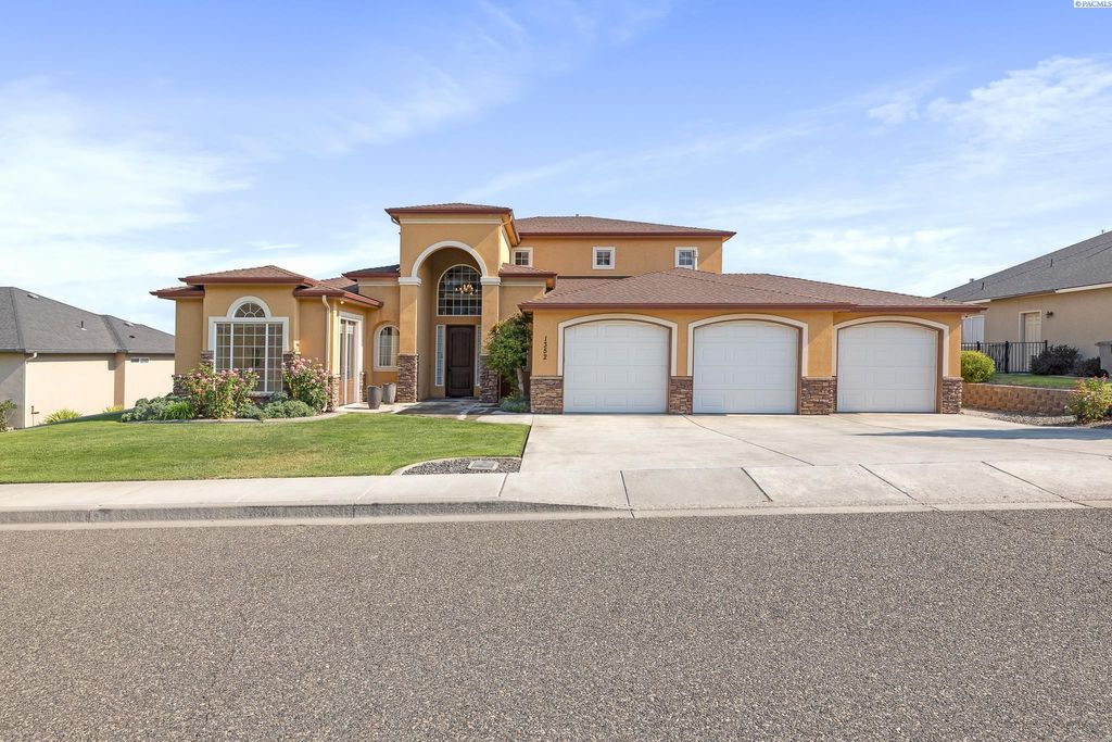 Photo of 1352 Westgate Way, Richland, WA 99352 (MLS # 290949)