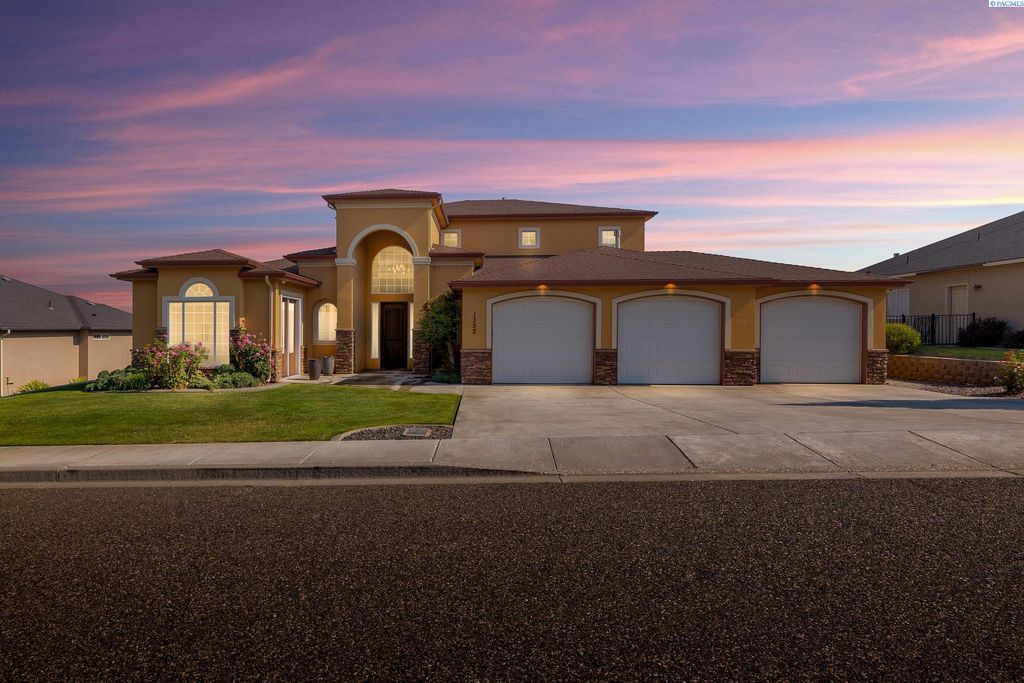 Photo of 1352 Westgate Way, Richland, WA 99352 (MLS # 290949)