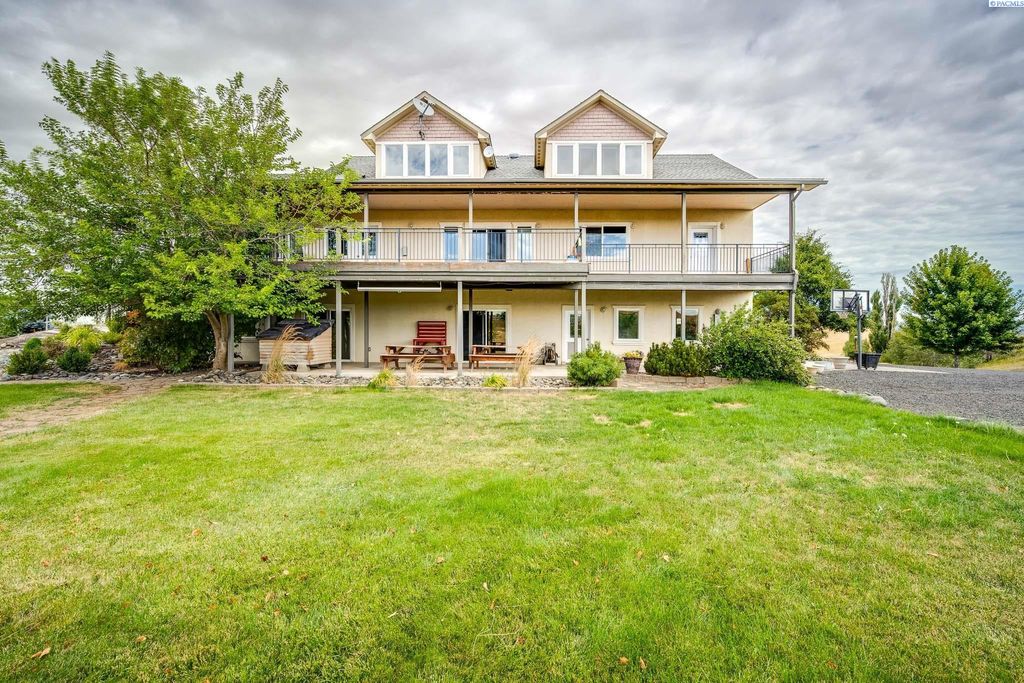 Photo of 11 Carriage Hill Ct, Pullman, WA 99163 (MLS # 286764)