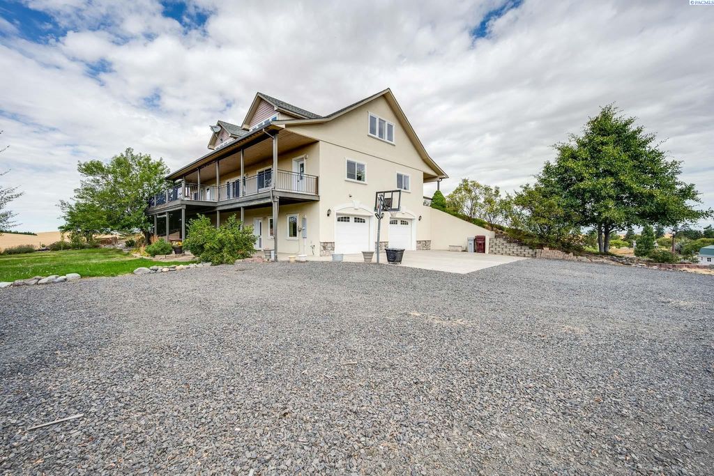 Photo of 11 Carriage Hill Ct, Pullman, WA 99163 (MLS # 286764)