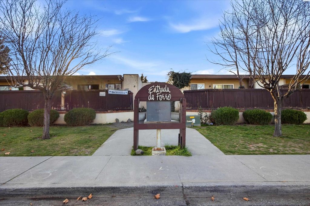 Photo of 420 S Quincy St, Kennewick, WA 99336 (MLS # 290987)