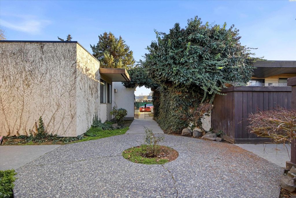 Photo of 420 S Quincy St, Kennewick, WA 99336 (MLS # 290987)