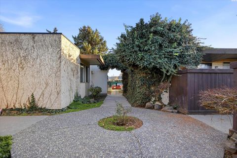 Photo of 420 S Quincy St, Kennewick, WA 99336 (MLS # 290987)