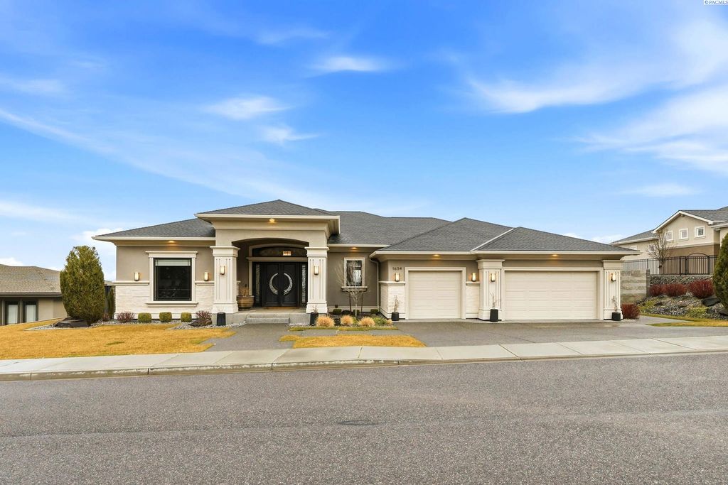 Photo of 1634 Verona Ln, Richland, WA 99352 (MLS # 290276)