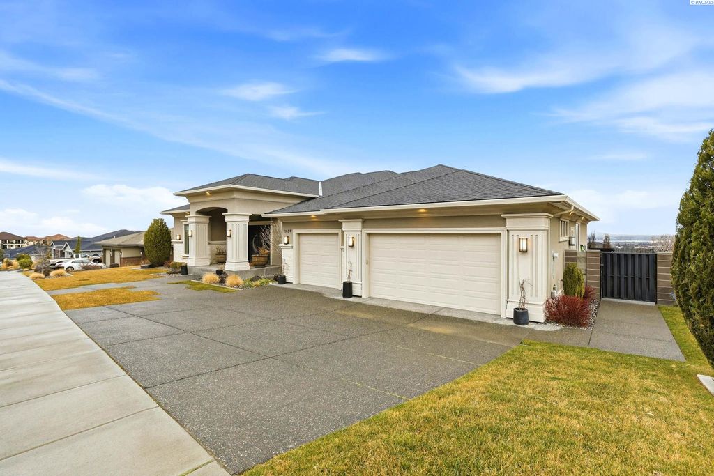 Photo of 1634 Verona Ln, Richland, WA 99352 (MLS # 290276)