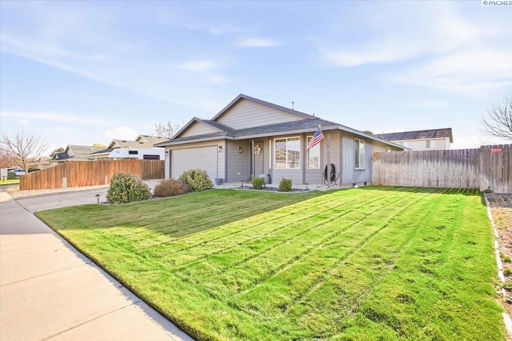 Photo of 6608 Robinson Dr, Pasco, WA 99301 (MLS # 289094)