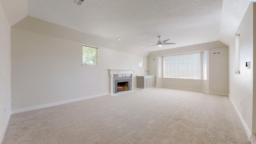 Photo of 510 Hogan Court, Richland, WA 99352 (MLS # 287359)
