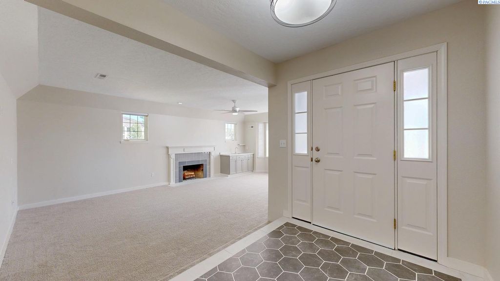 Photo of 510 Hogan Court, Richland, WA 99352 (MLS # 287359)