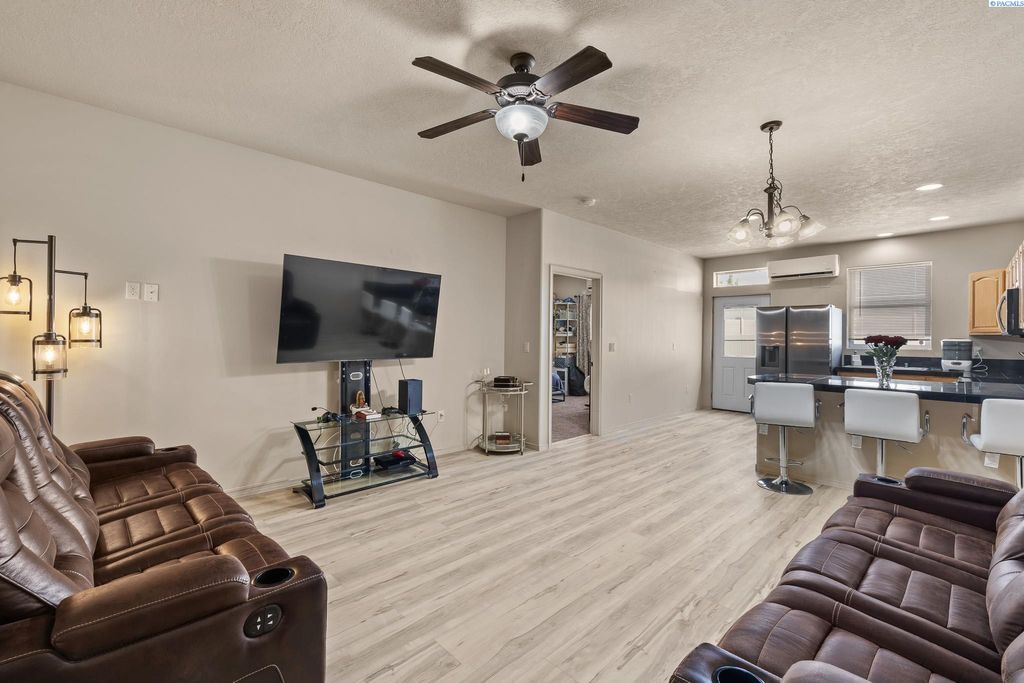 Photo of 117 S Tweedt Pl, Kennewick, WA 99336 (MLS # 291815)