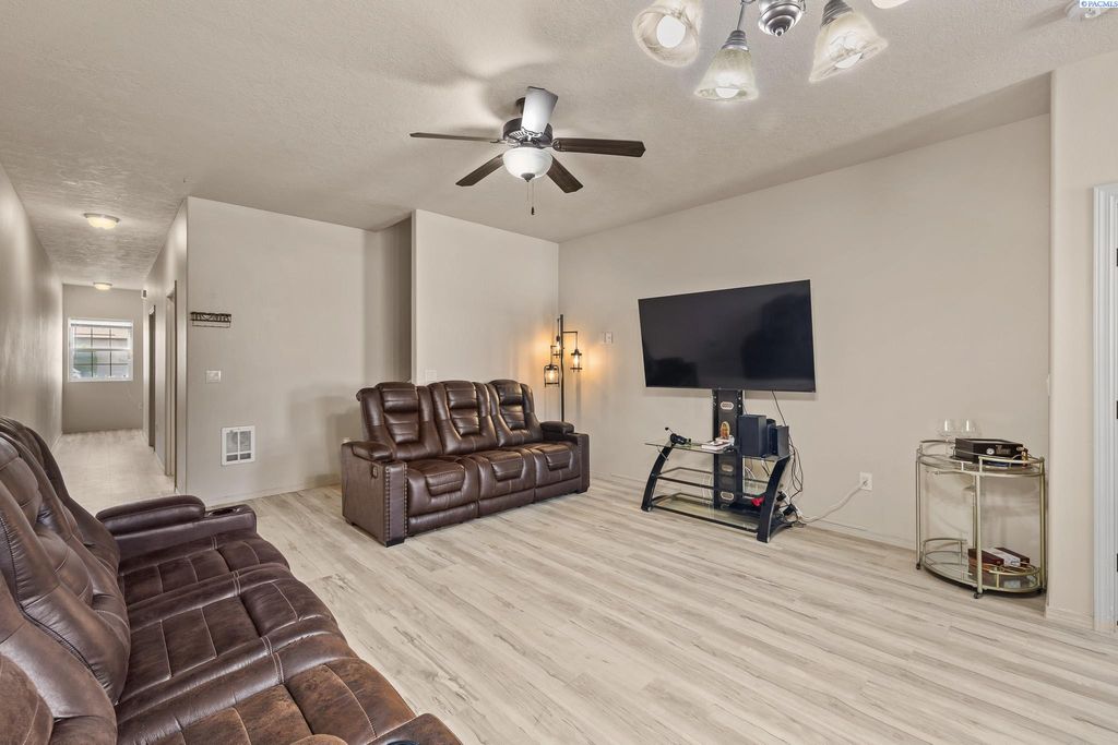 Photo of 117 S Tweedt Pl, Kennewick, WA 99336 (MLS # 291815)