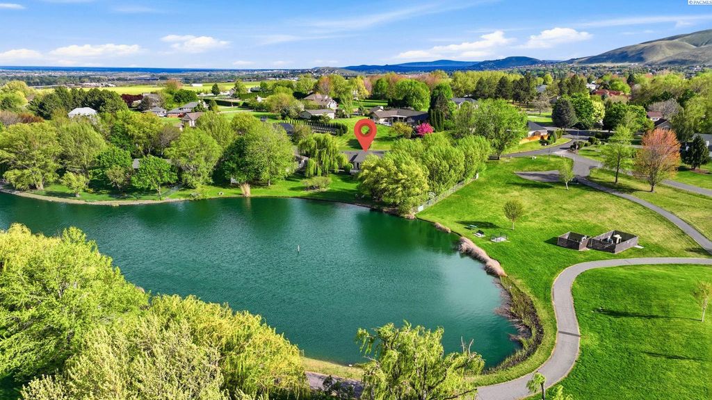 Photo of 3413 Eastlake Dr, West Richland, WA 99353 (MLS # 292211)