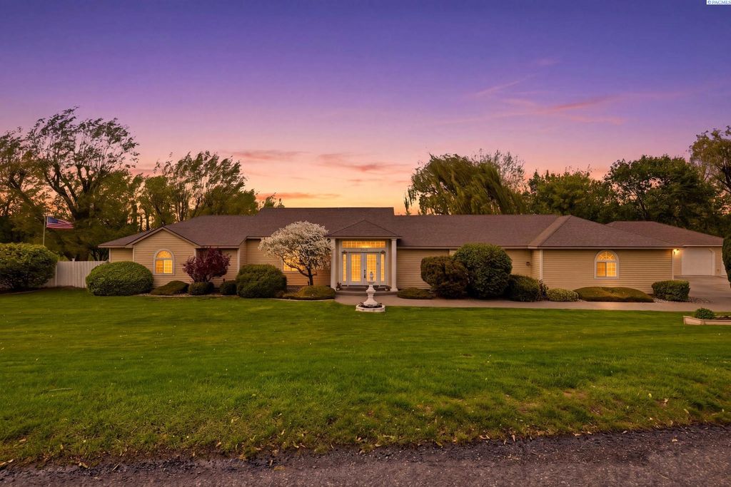 Photo of 3413 Eastlake Dr, West Richland, WA 99353 (MLS # 292211)