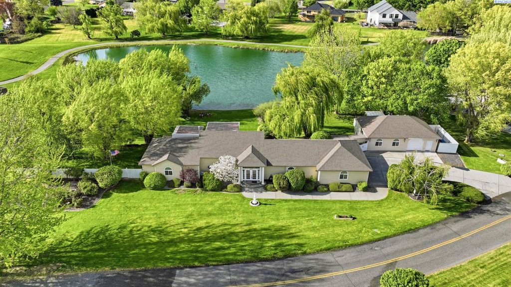 Photo of 3413 Eastlake Dr, West Richland, WA 99353 (MLS # 292211)