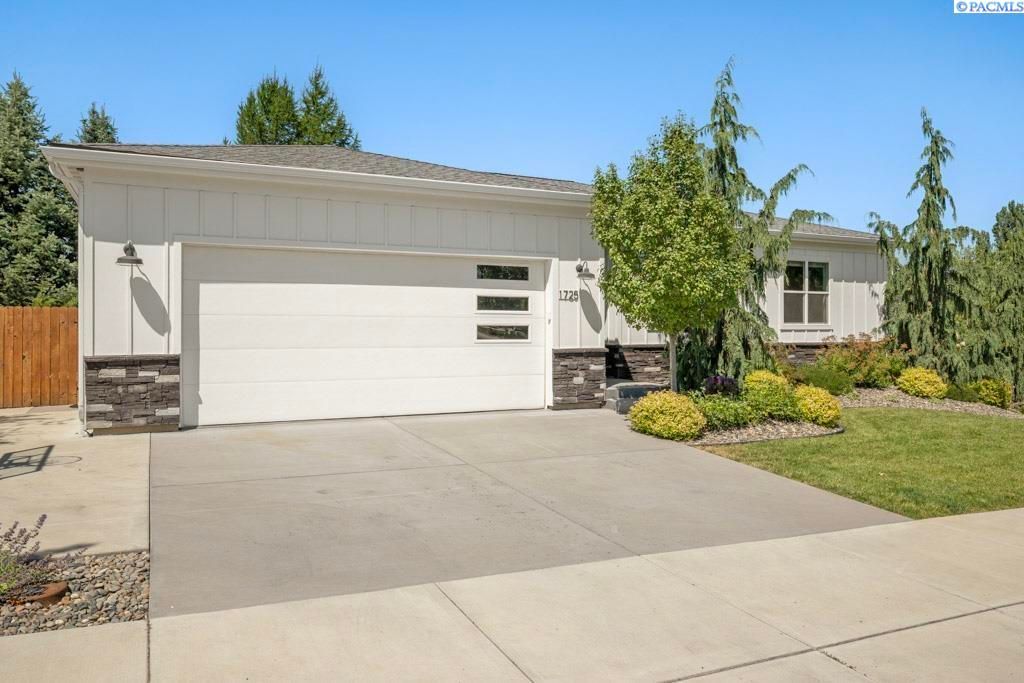 Photo of 1725 NW Emily St, Pullman, WA 99163 (MLS # 286249)