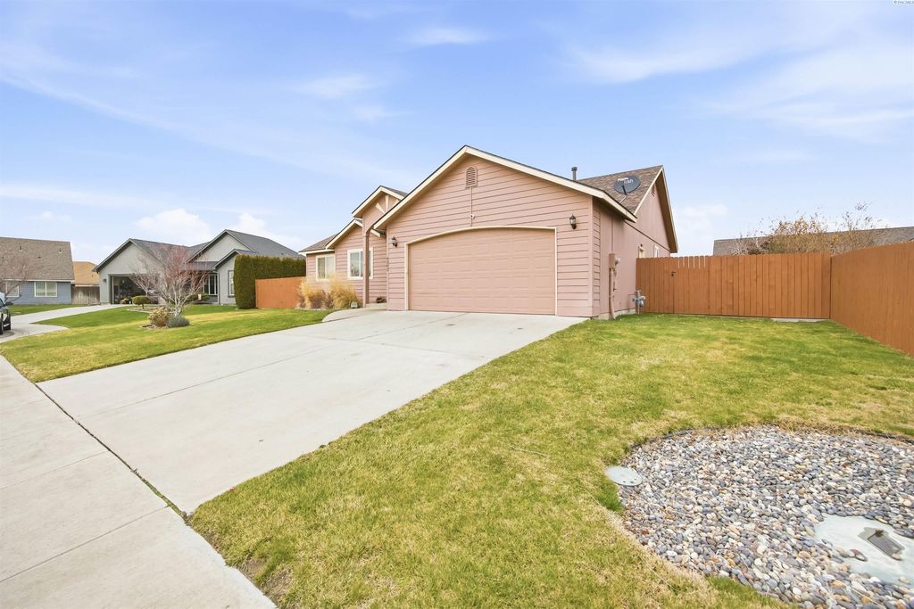 Photo of 6302 Osburn Ct, West Richland, WA 99353 (MLS # 290608)
