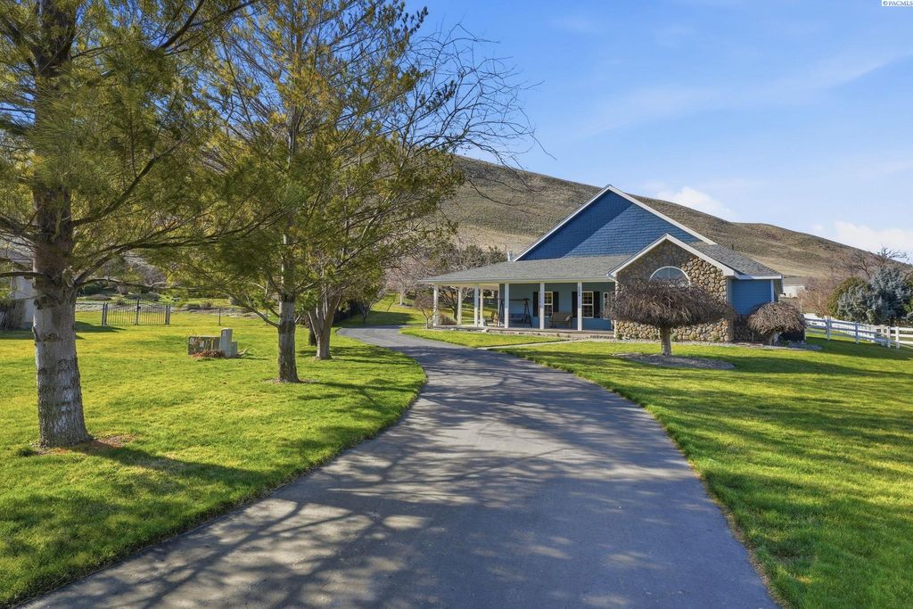 Photo of 6004 Glenbrook Loop, West Richland, WA 99353 (MLS # 290984)