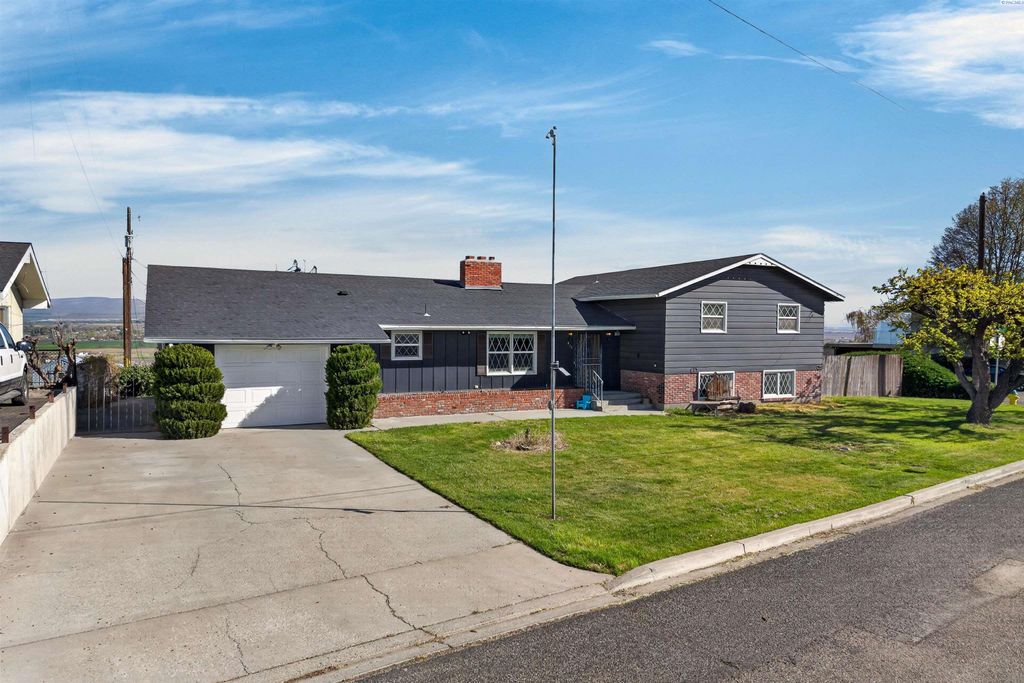 Photo of 416 W Grandview Ave, Sunnyside, WA 98944 (MLS # 292062)