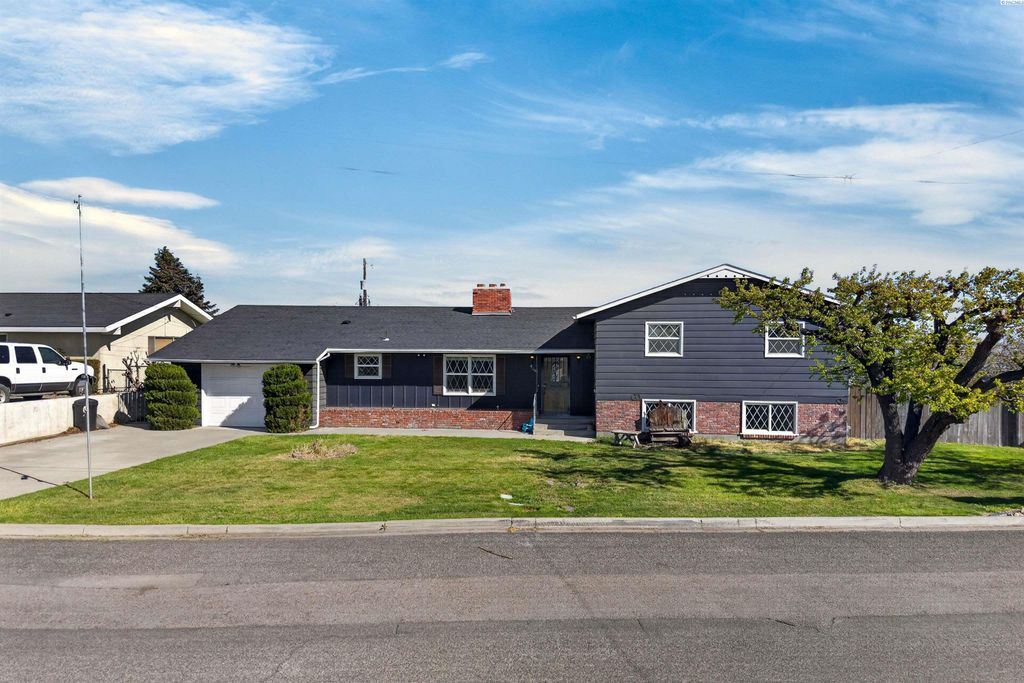 Photo of 416 W Grandview Ave, Sunnyside, WA 98944 (MLS # 292062)