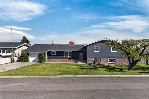 Photo of 416 W Grandview Ave, Sunnyside, WA 98944 (MLS # 292062)