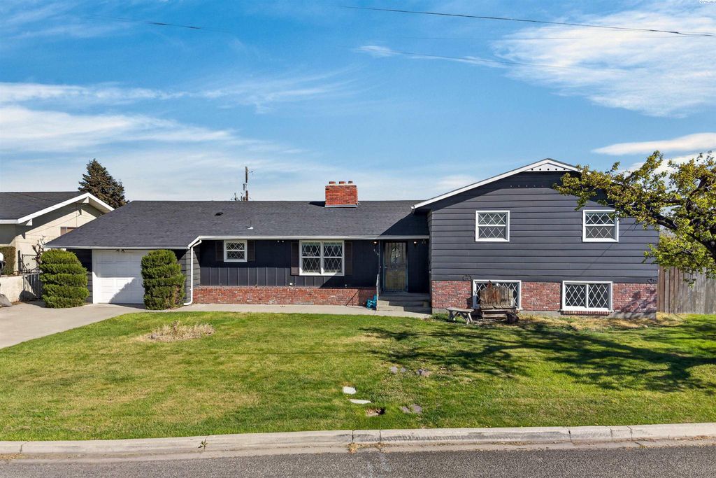 Photo of 416 W Grandview Ave, Sunnyside, WA 98944 (MLS # 292062)