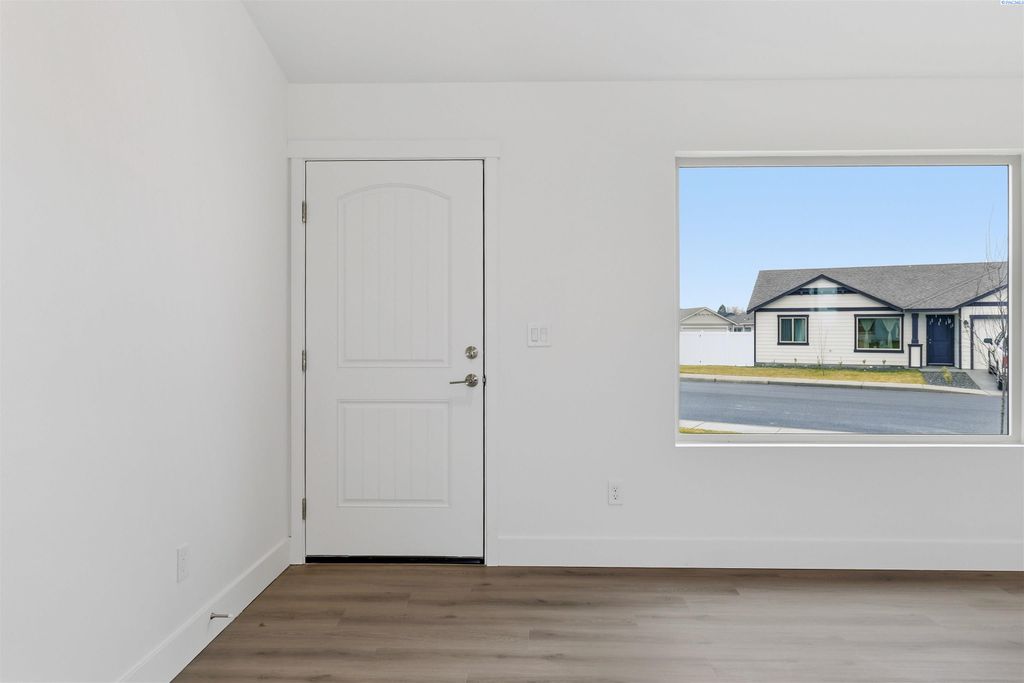 Photo of 604 Vineyard St, Grandview, WA 98930 (MLS # 290761)