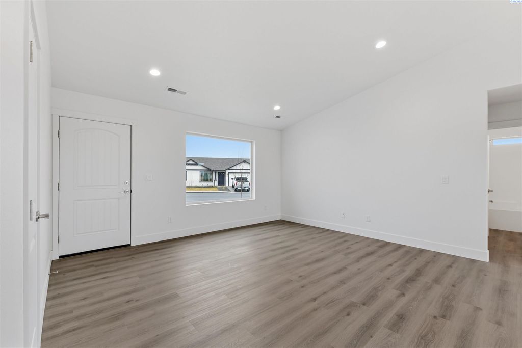 Photo of 604 Vineyard St, Grandview, WA 98930 (MLS # 290761)