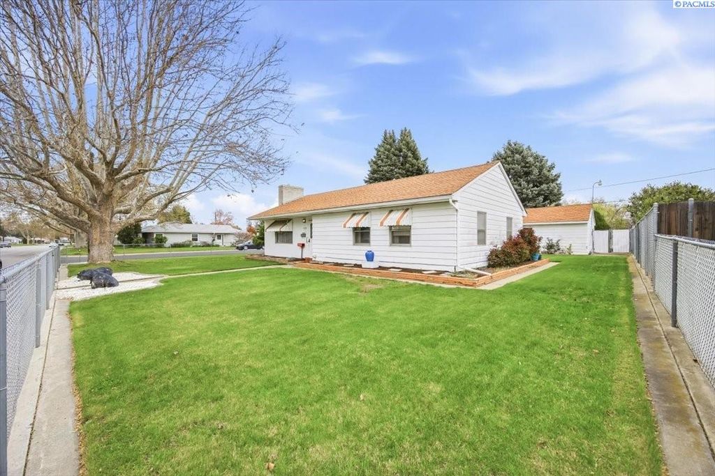 Photo of 1220 Cottonwood Dr, Richland, WA 99354 (MLS # 291718)