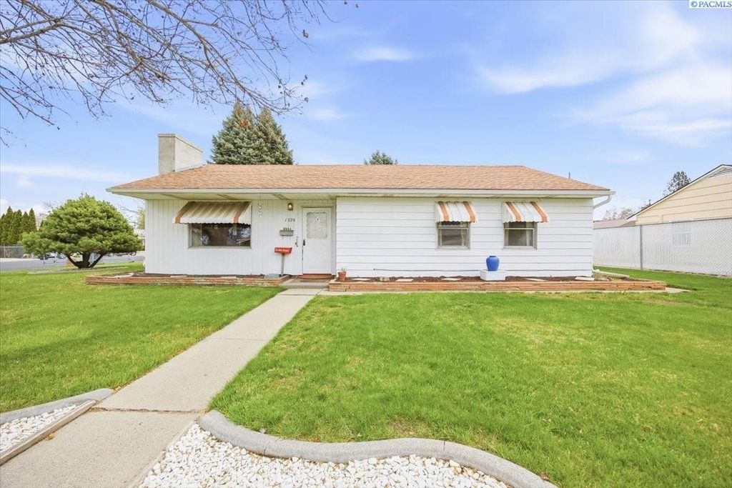 Photo of 1220 Cottonwood Dr, Richland, WA 99354 (MLS # 291718)