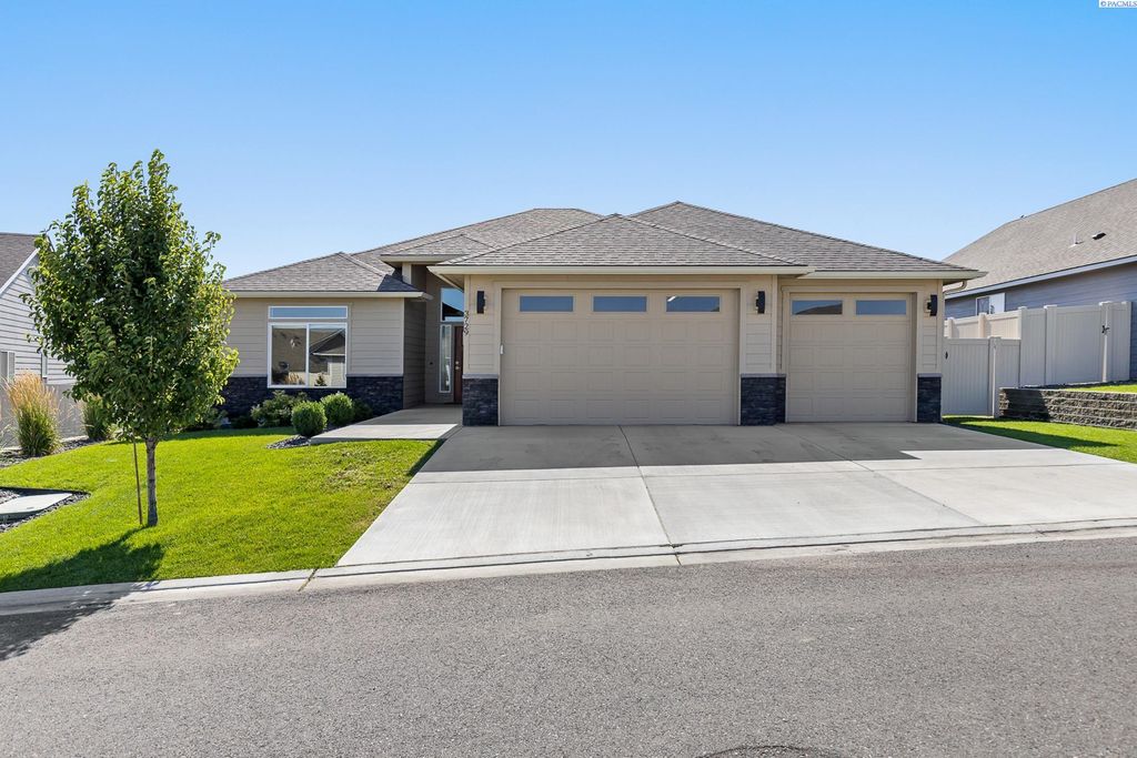Photo of 3729 S Van Buren Pl, Kennewick, WA 99338 (MLS # 289584)