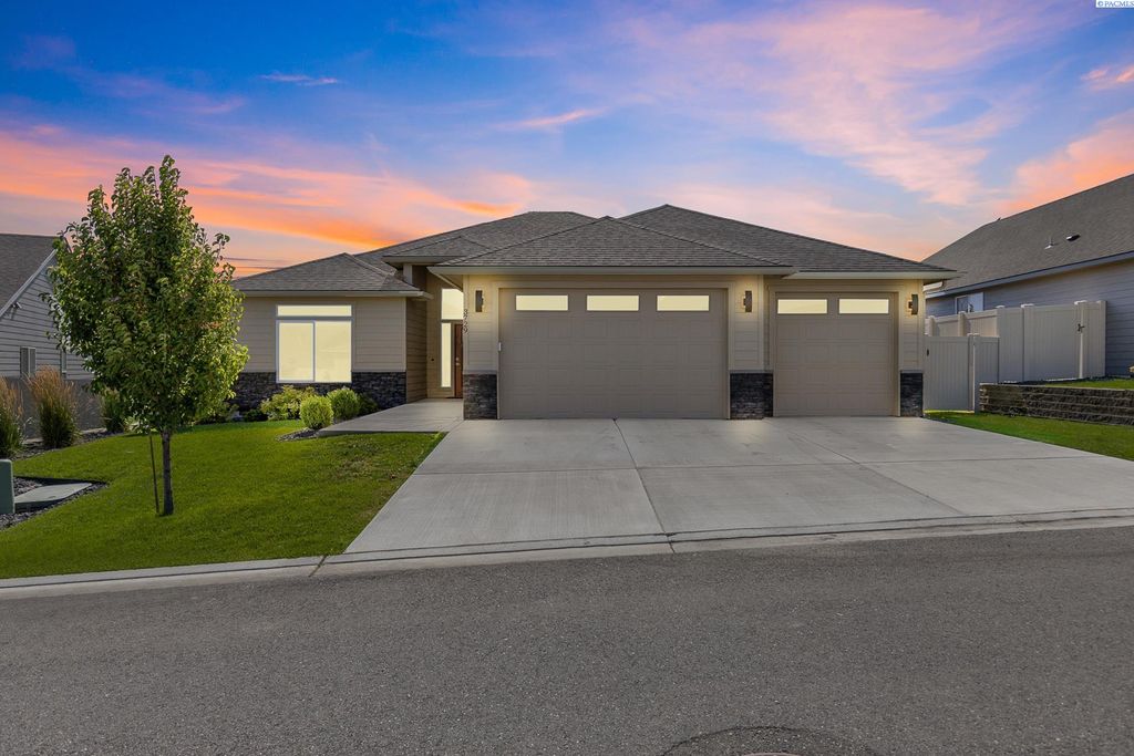 Photo of 3729 S Van Buren Pl, Kennewick, WA 99338 (MLS # 289584)