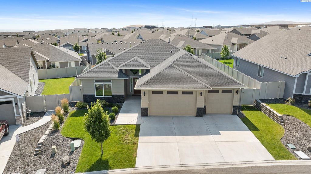 Photo of 3729 S Van Buren Pl, Kennewick, WA 99338 (MLS # 289584)